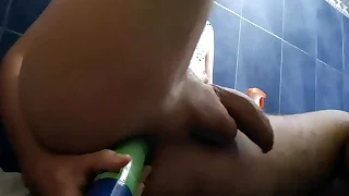 Me hago placer para mi mismo con un tubo de afeitar